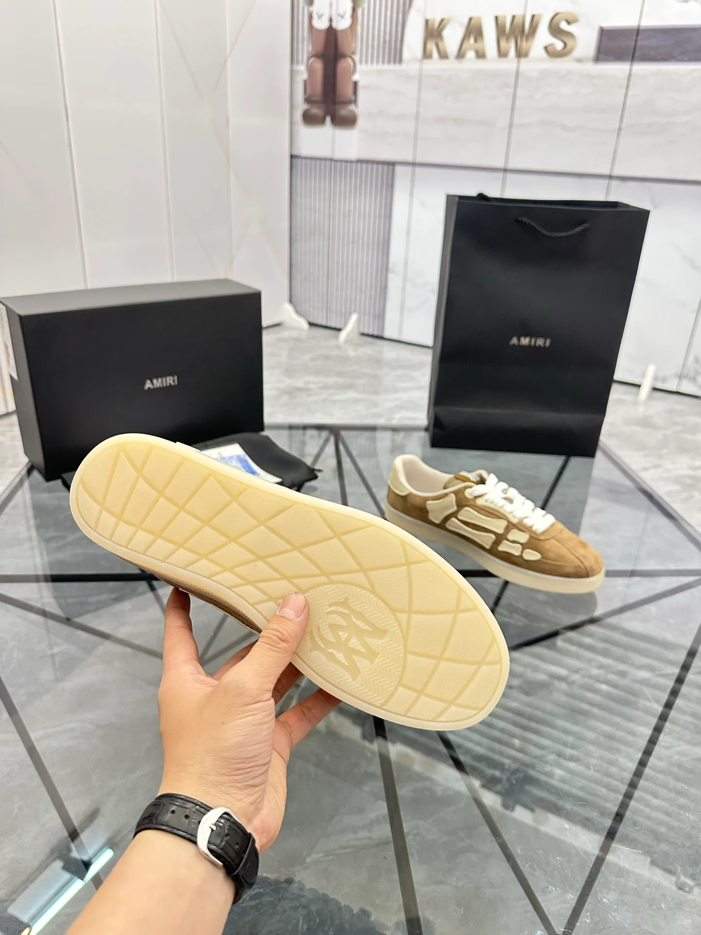 Men's shoes: 💰P600¥ Top quality in Guangzhou Product trademark: AMIRI* "Amir*" low-top casual shoes Regular size: 39-44 (can be customized to 45) Product material: Upper imported first-layer cowhide spliced ​​nubuck leather, breathable lining, original outsole. Number: 525